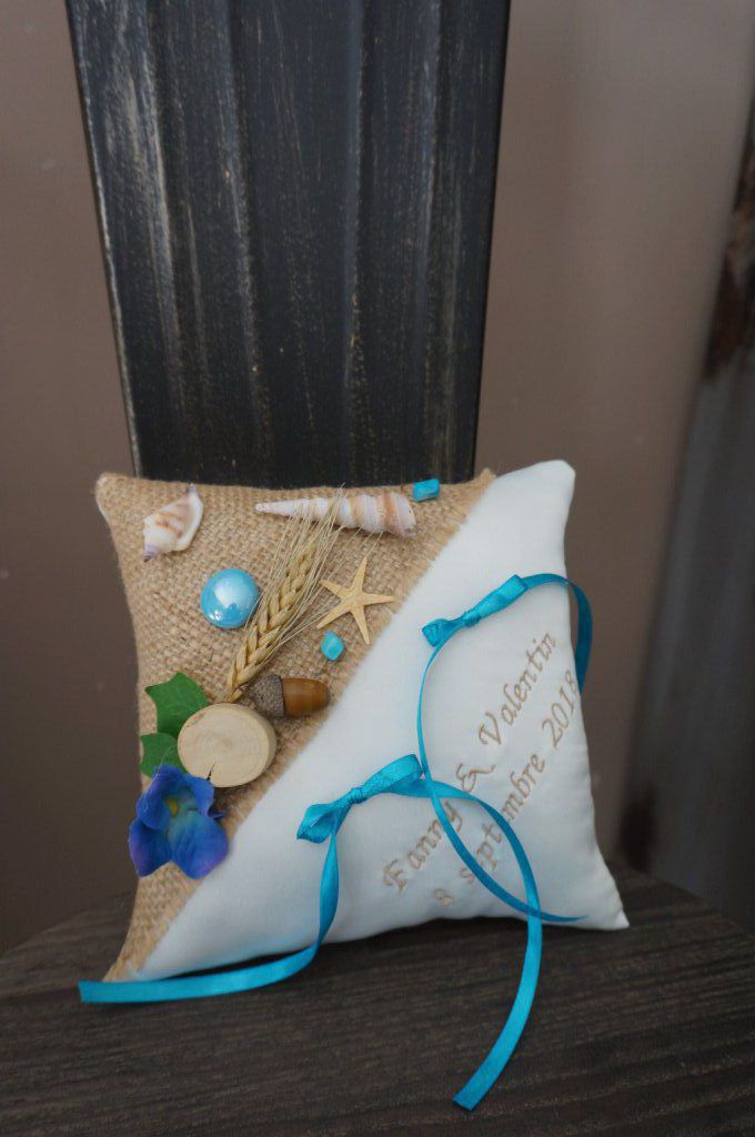 Ref 16Q
Coussin d'alliance mariage entre terre et mer
Base ivoire, toile de jute et decor
Broderie
Coussin 18x18cm
38€