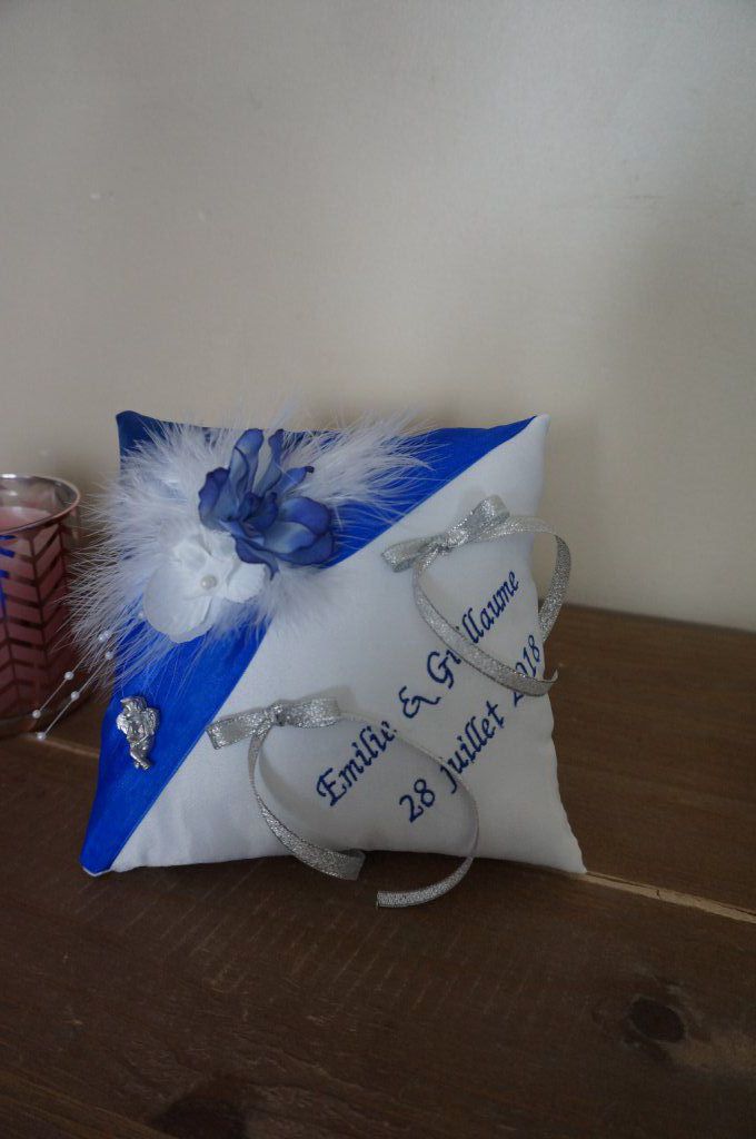 Ref 163
Coussin d'alliance blanc et bleu roi touche d'argent
Fleur, plume et ange, coussin 18x18cm avec broderie
38€