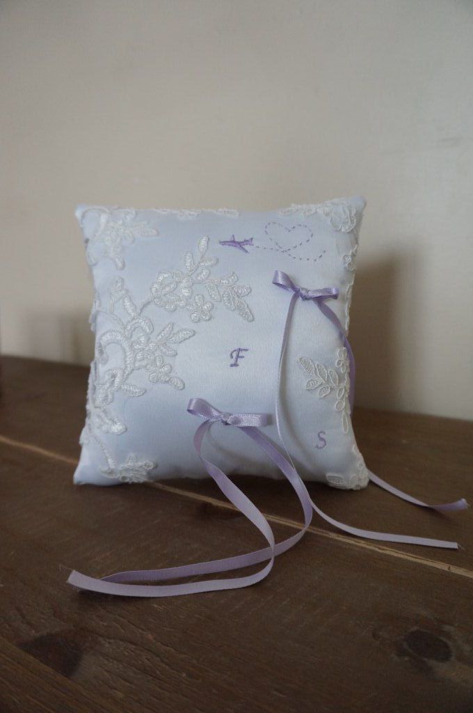 Ref 162
Coussin d'alliance blanc et parme en dentelle
Broderie parme initiales , motif avion et coeur adapté au faire part
45€