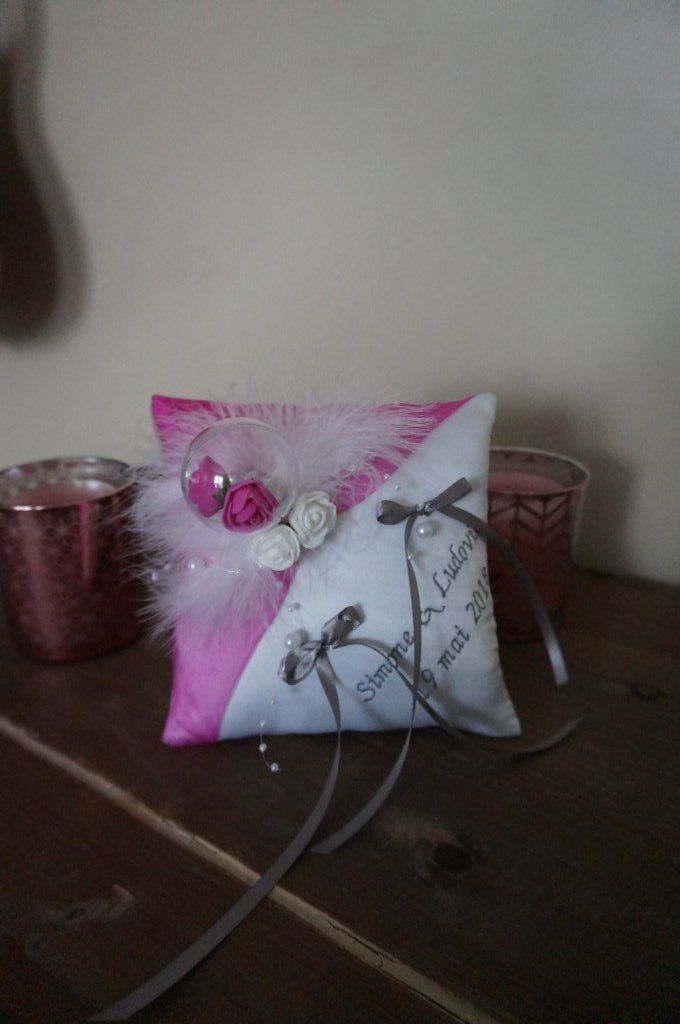 Ref 161
Coussin d'alliance fuchsia et blanc theme bulle
Broderie et fleur, plume et bulle
coussin 18x18cm
38€