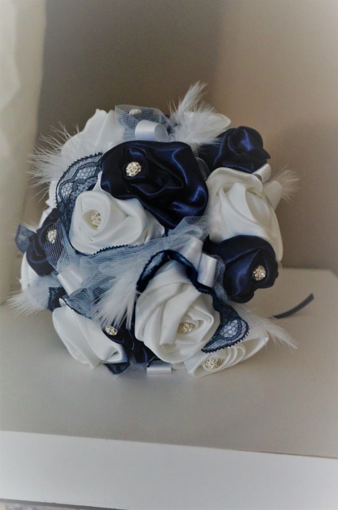 BP 36
Bouquet de mariée en tissu bleu marine et blanc, dentelle et tulles, plumes et perles strass 98€ , 15 roses au total
Bouquet de mariée en tissu satin bouquet original