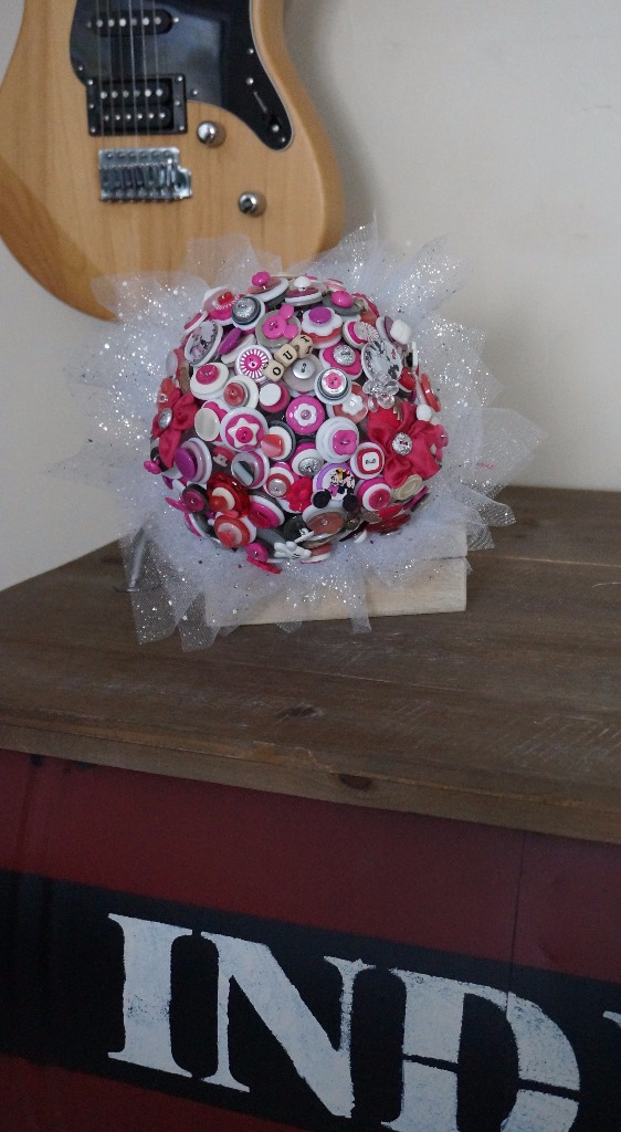 Bouquet de mariée en boutons fuchsia et argent
18cm + contour en tulle pailleté
Bouquet theme Disney