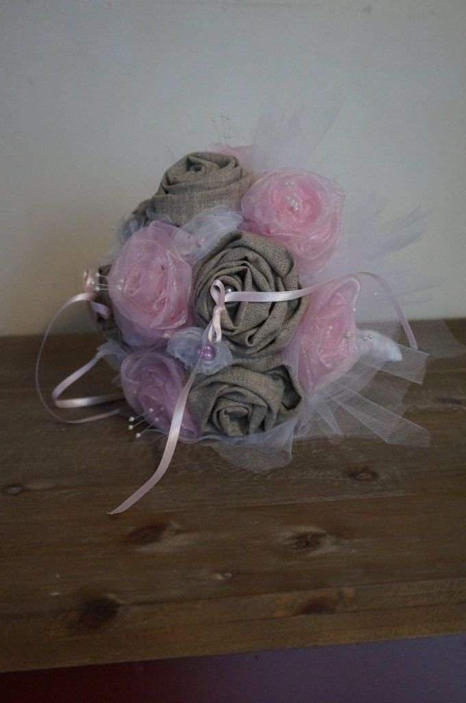 Ref: BM-4
Bouquet de mariée porte alliance
Fleur en lin couleur taupe,organza rose poudré et blanc,tulle et perles.
24cm de diamètre.
85€