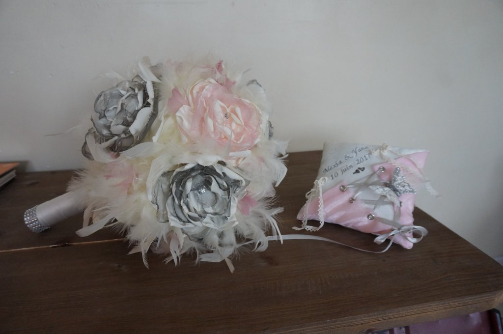 BP36
Bouquet de mariée en plumes couleur crème
24cm de diametre
Fleur pétales argent et rose, pistils et strass
95€