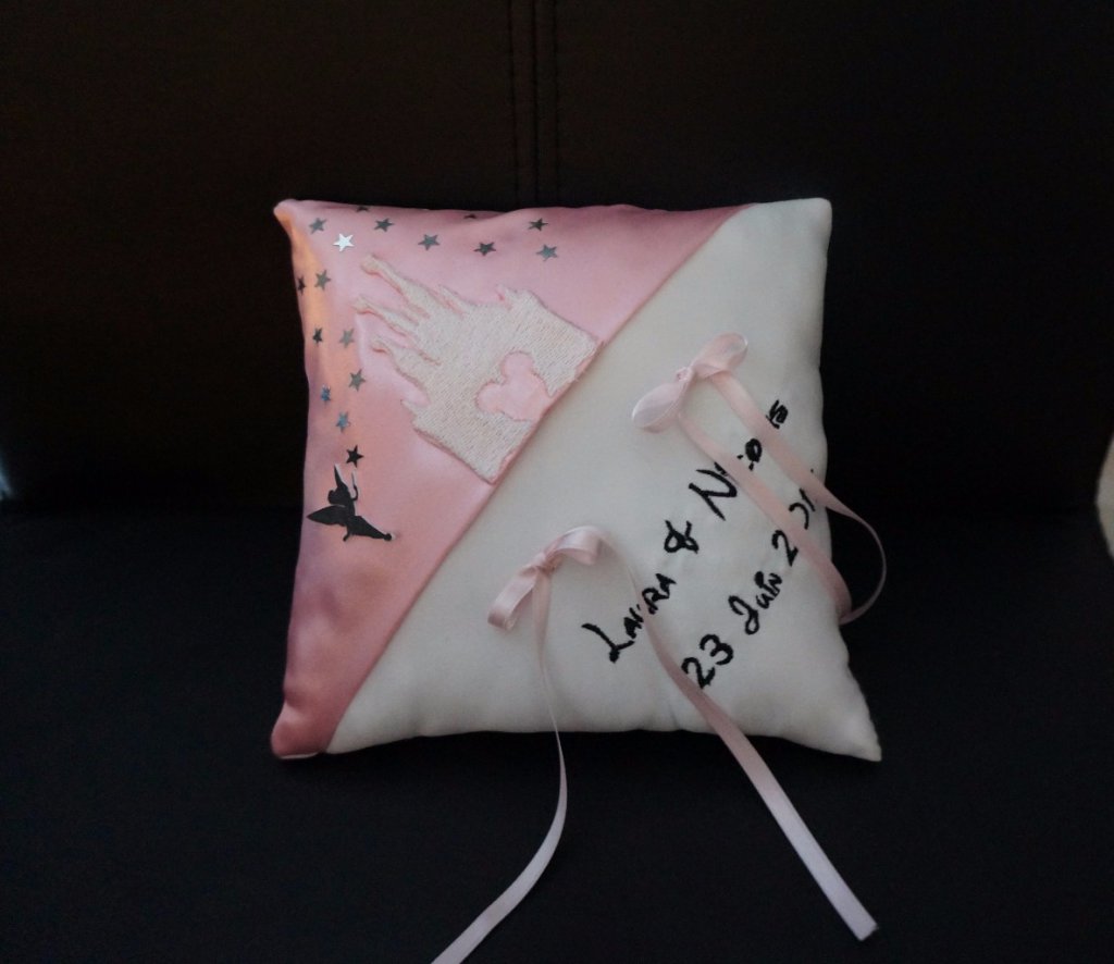 Ref 14K
Coussin d'alliance theme disney en rose et blanc
Broderie noir style disney
Château brodé et petite fée , etoile argenté
44€