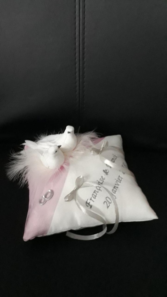 Ref 16I
Coussin d'alliance romantique rose pale et gris, theme colombes
coussin 18x18cm
Broderie
38€