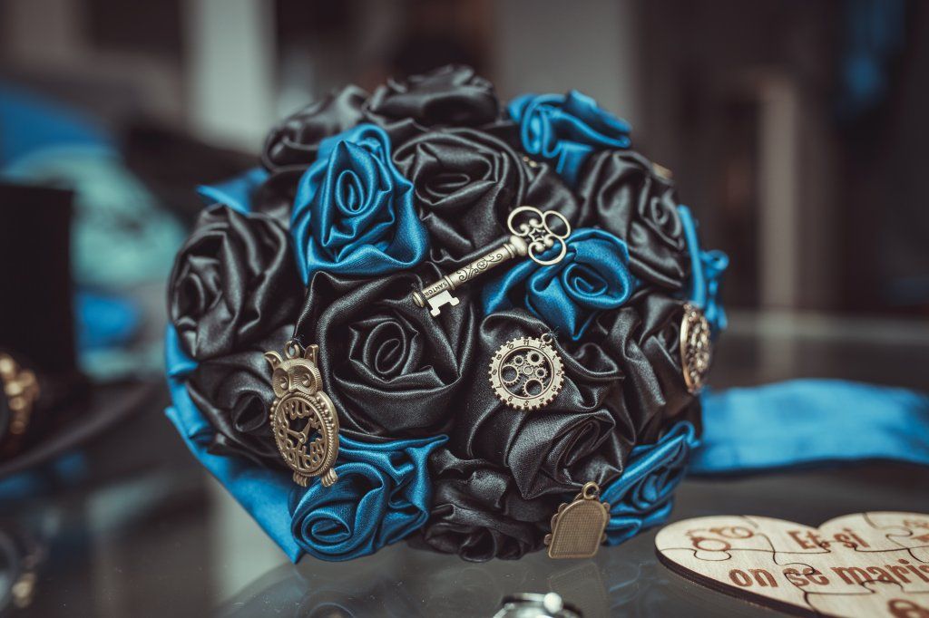 Réf 2.4
Bouquet de mariée steampunk bleu et noir
Bouquet mariage steam punk
Bouquet de mariée tissu sans fleur
Création fleurs de mariée