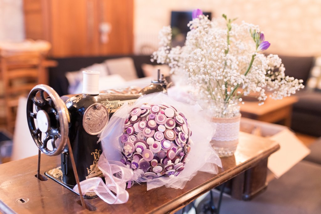 Bouquet de mariage accessoires 
Bouquet de mariée original en boutons violet parme 
Bouquet de mariée en boutons
