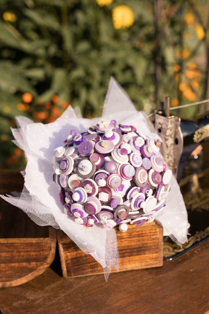 Bouquet de mariée en boutons parme mauve
Bouquet de mariage accessoires
Bouquet de mariée original en boutons violet parme
Bouquet de mariée en boutons
Bouquet de mariée sans fleurs
Création fleurs de mariée