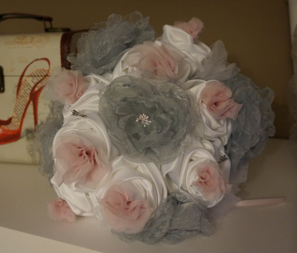 BP 2.22
Bouquet de mariée blanc gris et rose , satin ,tulle ,organza et mousseline de soie.
27cm de diametre
Thème Paris
130€