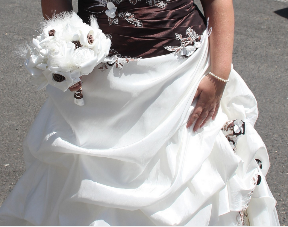 Bouquet de mariée tissu ivoire et marron
Bouquet de mariée sans fleurs
Création fleurs de mariée