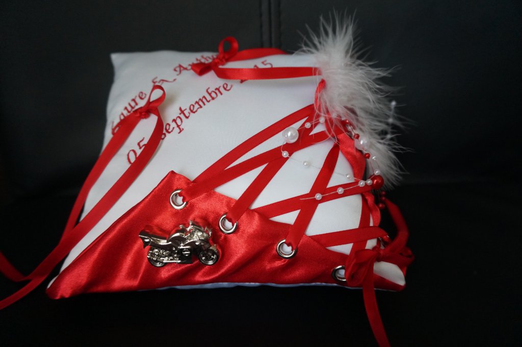 Ref 8U
Coussin d'alliance forme corset mariage thème moto
coussin base blanche, satin rouge
coussin 19x19cm
Broderie
42 €