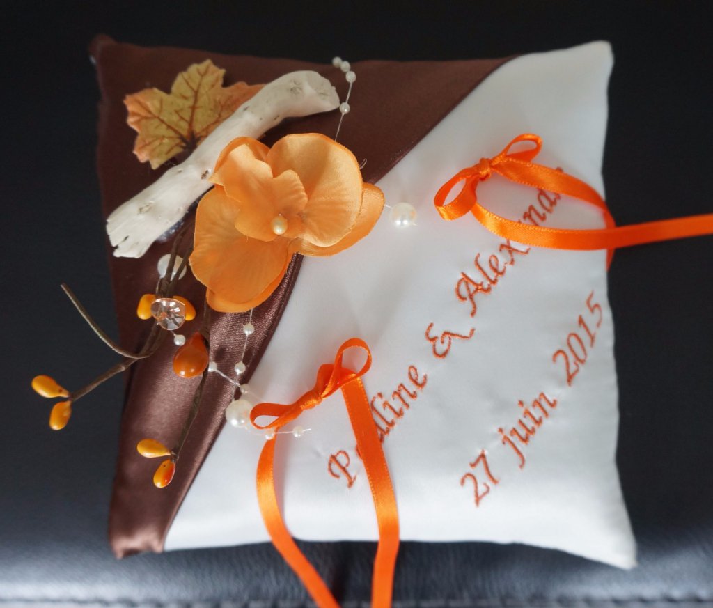 Ref 8 W
Coussin d'alliance marron et orange.
Base ivoire coussin 19x19cm
39€