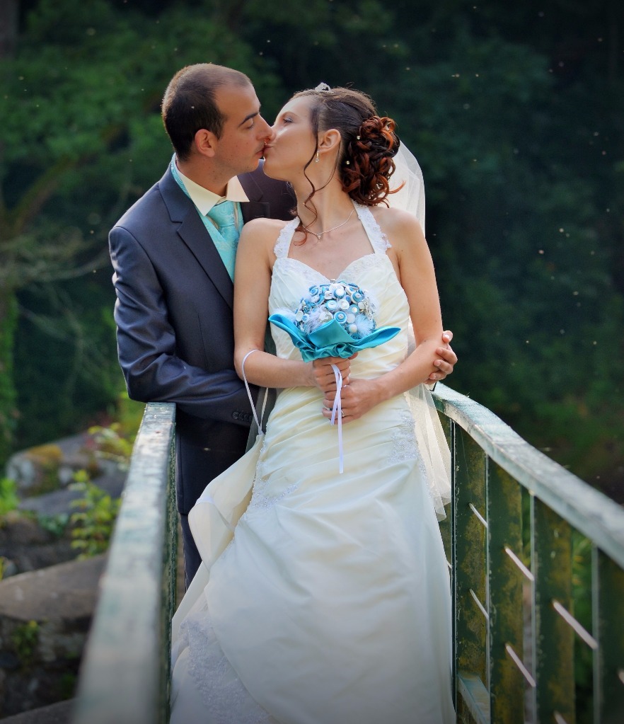 Bouquet de boutons mariage thème papillons turquoise et blanc
Bouquet de mariée artificiel blanc et turquoise