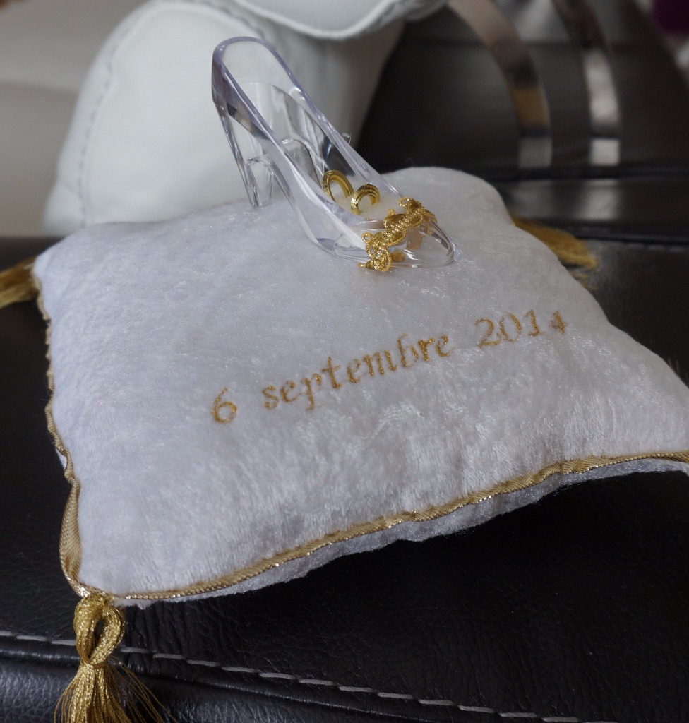 Ref 2.3
Coussin d'alliance theme cendrillon type Disney
Coussin velour blanc , galon et pompons couleur or
Coussin 20x20cm ,
chaussure 5,5cm sur 9cm de long.
Les bagues s'enfoncent dans la mousse de la chaussure, il y a 2 encoches.
45€