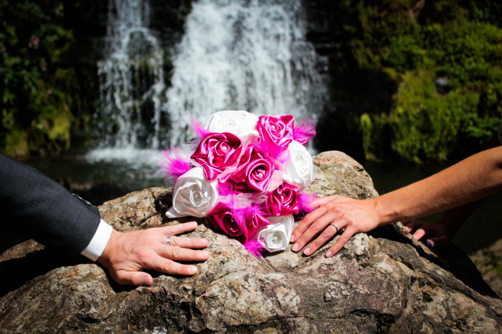 Bouquet de mariée tissu fuchsia et blanc
Bouquet de mariée fuchsia satin
Créatrice fleur en tissu
Bouquet de mariée sans fleurs
Création fleurs de mariée