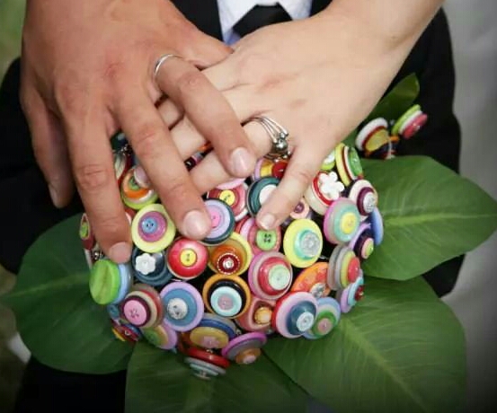 Bouquet de boutons multicolore, mariage thème multicolore
Bouquet de mariée en boutons