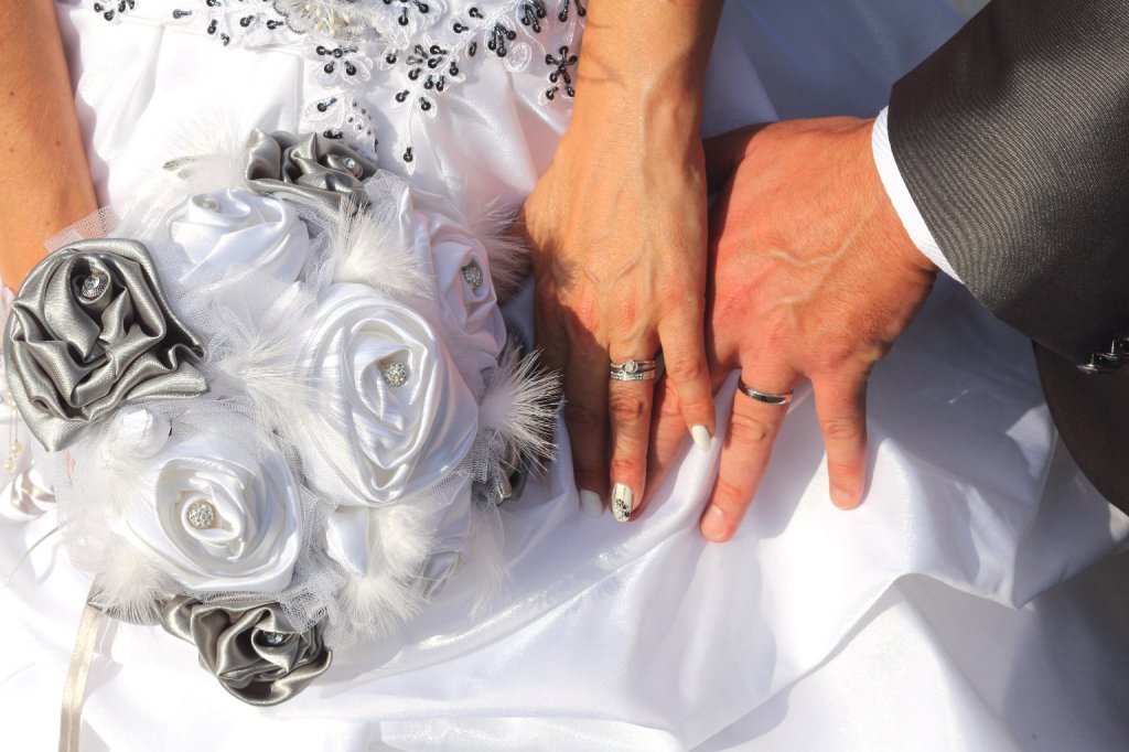 Bouquet de mariée en tissu blanc et argent
Bouquet de mariée en tissu satin et tulle plumes