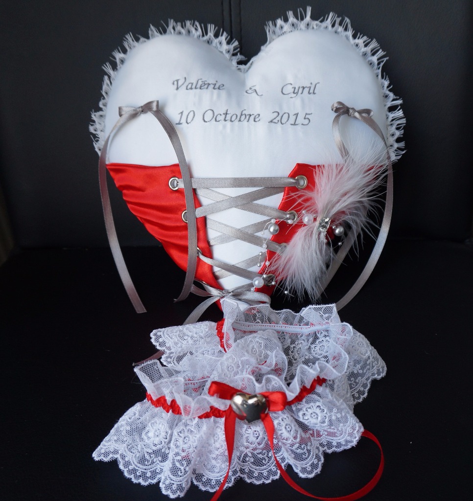 Ref C2
Coussin d'alliance coeur forme corset border de dentelle
Coussin d'alliance rouge blanc et gris
25x25cm
43€
jarretière assortie 20€