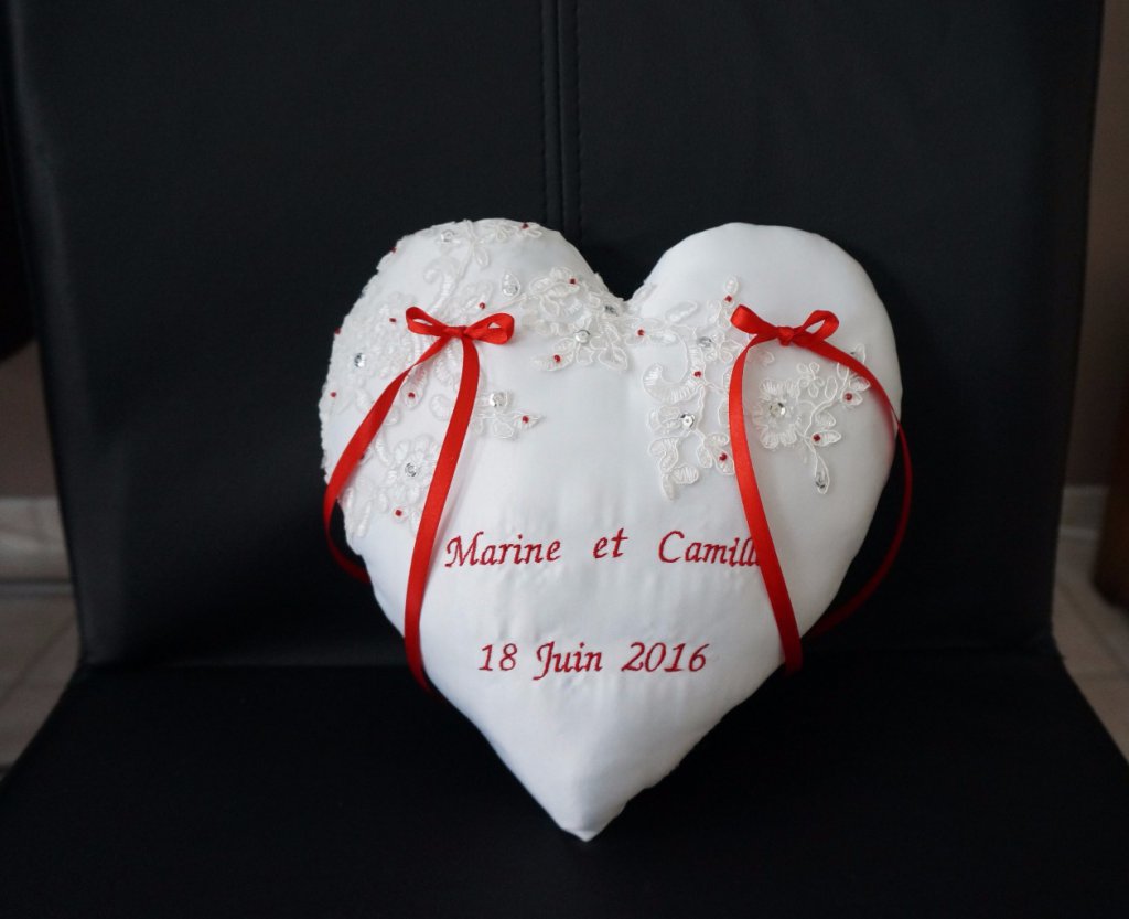 Ref 10G
Coussin d'alliance coeur en dentelle perles
Porte alliance rouge et blanc 
Voir catégorie coussin cœur
44€