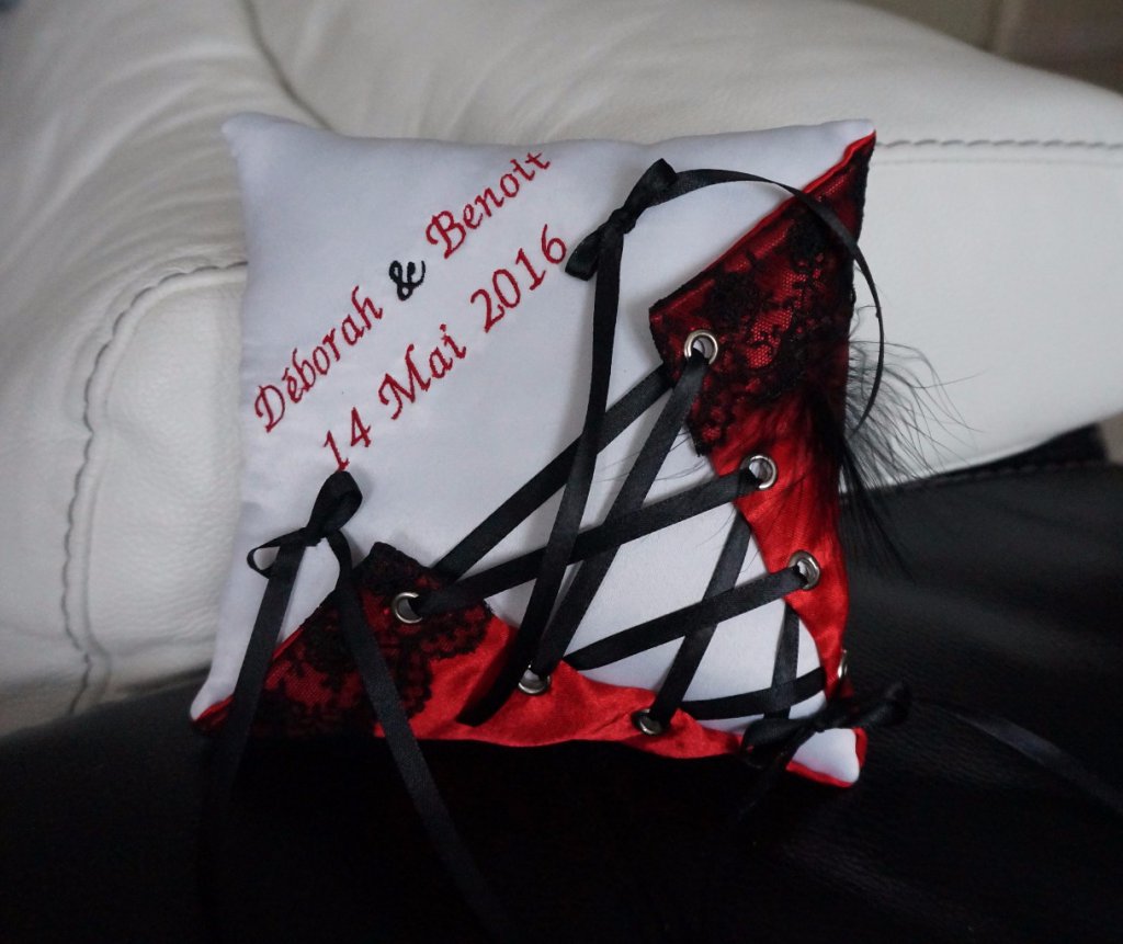Ref 10R
Coussin d'alliance forme corset mariage thème cabaret baroque
Coussin porte alliance rouge et dentelle noir 
coussin 19x19cm
38€