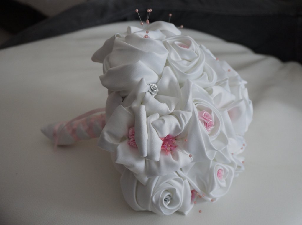 BP2.20
Bouquet de mariée satin blanc, mini rose perlé rose et argent.
85€