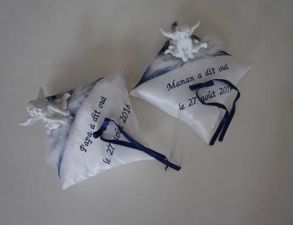 Ref 11V
Duo de coussins d'alliance bleu marine et blanc
mariage thème anges.
Mini Duo 14x14cm
broderie 
52€