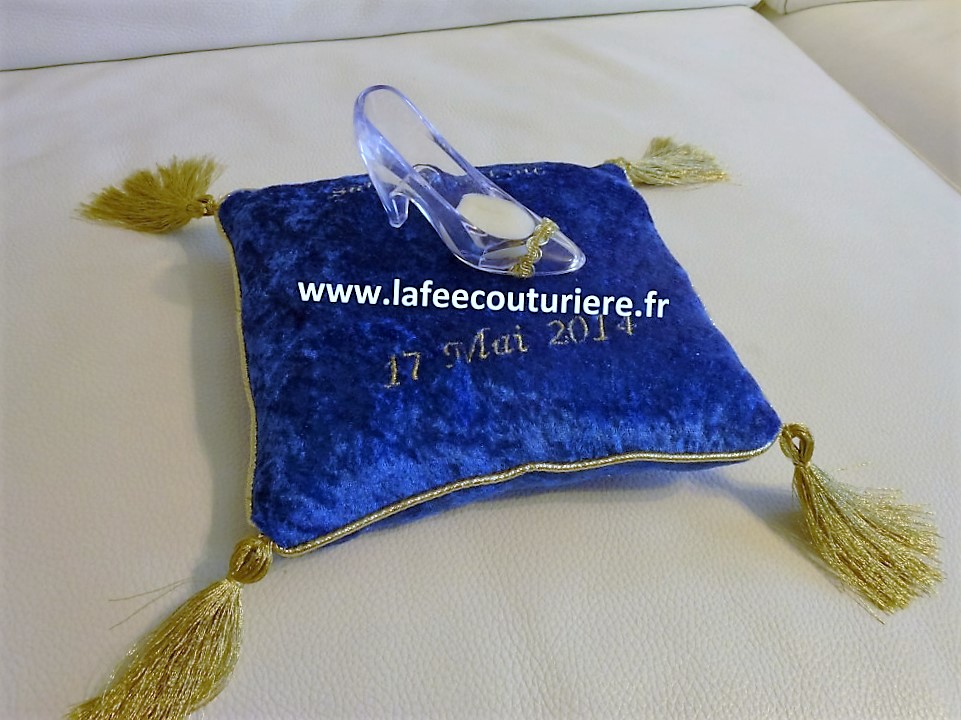 Ref: 5-T
Coussin d'alliance thème Cendrillon type Disney
Coussin 20x20cm , chaussure 5,5cm sur 9cm de long.
Les bagues s'enfoncent dans la mousse de la chaussure, il y a 2 encoches.
Coussin velours ,galon or et pompon, broderie
45€