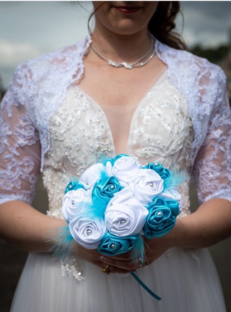BP 4
Bouquet de mariée 15 mini roses turquoise et blanches 95€
Plumes et perles 24cm de diamètre
Bouquet de mariée sans fleur