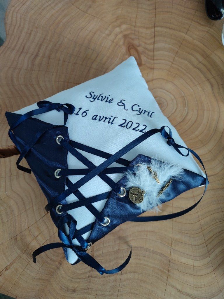 Coussin porte alliances mariage steampunk 
forme corset 
38€