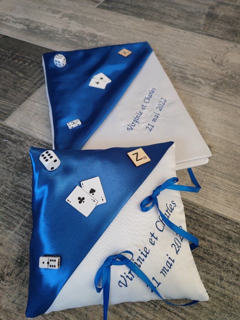 Ref 3J
Coussin porte alliances theme jeux
mariage bleu roi et blanc 
38€