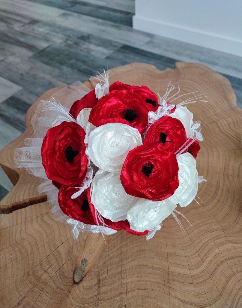 Ref 2.9
Bouquet de mariée coquelicot
Bouquet tissu en coquelicot, bouquet rouge et ivoire, plumes d'autruche et dentelle, tulle 
130€
Bouquet de mariée sans fleurs, bouquet original
