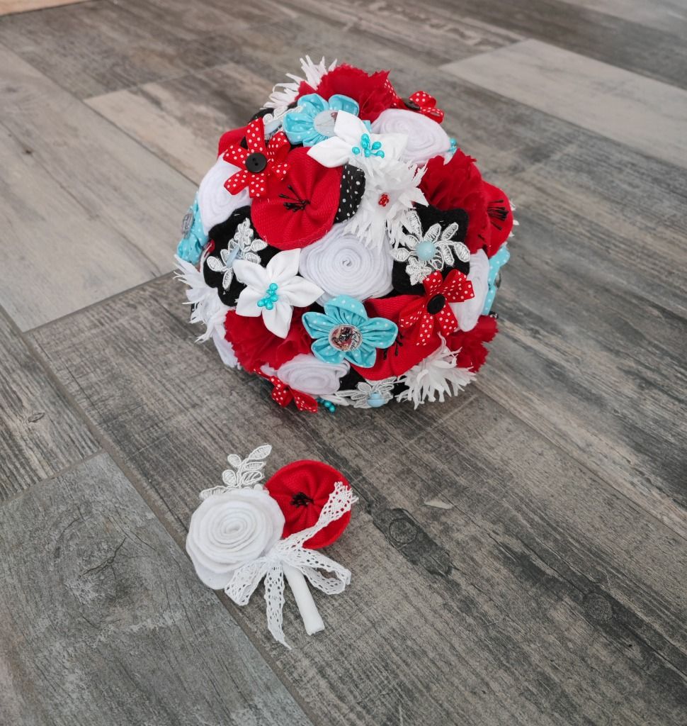 Ref 2.13
Bouquet de mariée rockabilly avec coquelicot, œillet rouge, roses blanches et touches de bleu et noir.
160€ , boutonnière 15€