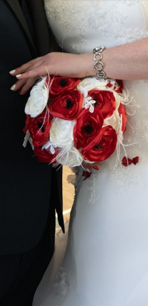 Bouquet de mariée coquelicot en tissu 
Bouquet de mariée sans fleurs , plumes d'autruches et dentelle