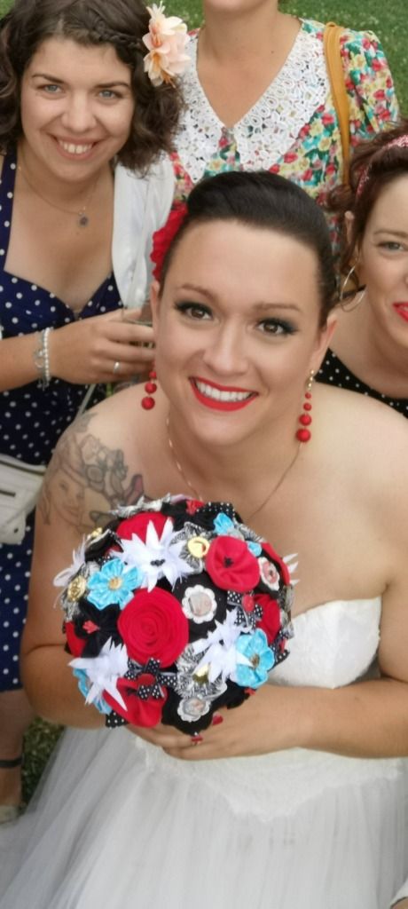 Bouquet de mariée rockabilly
Bouquet de mariée en tissu
Bouquet de mariée sans fleur
Création fleurs de mariée
Créatrice fleur en tissu