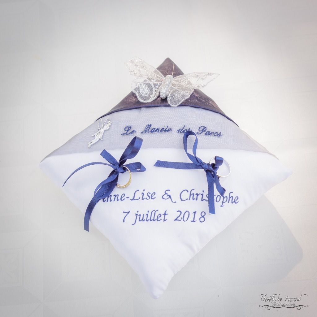 Ref 18R
coussin-alliance-personnalisé
Porte alliance mariage bleu marine et blanc , papillon