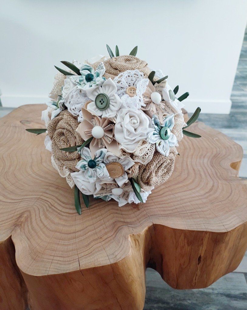 Ref 2.12
Bouquet de mariée champêtre en tissu
+ Feuille d'olivier stabilisée
160€
Bouquet de mariée tissu sans fleur
Création fleurs de mariée