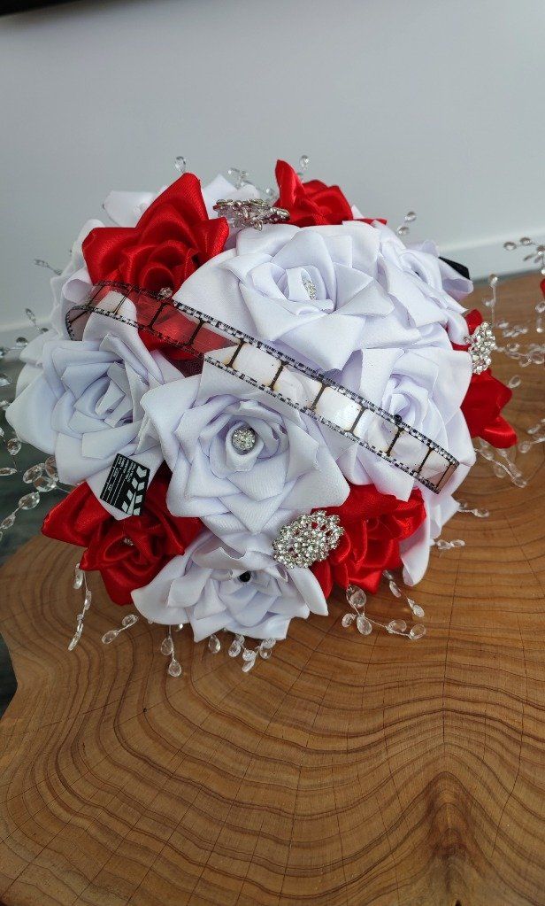 Bouquet de mariée thème cinéma rouge et blanc