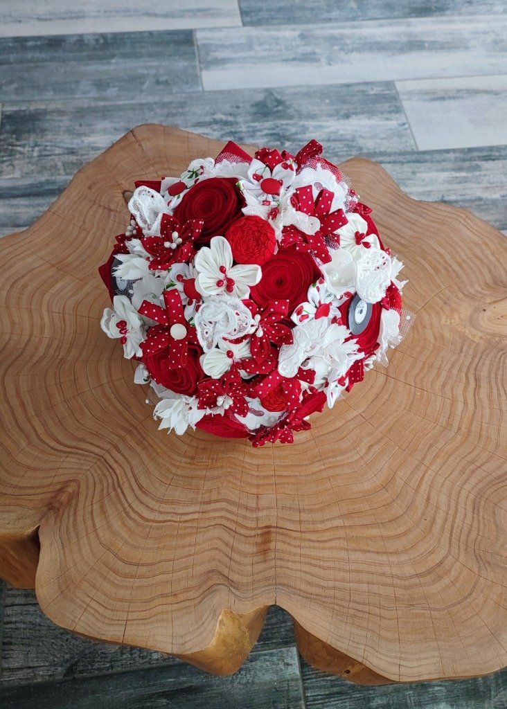 Bouquet de mariée rockabilly rouge ivoire