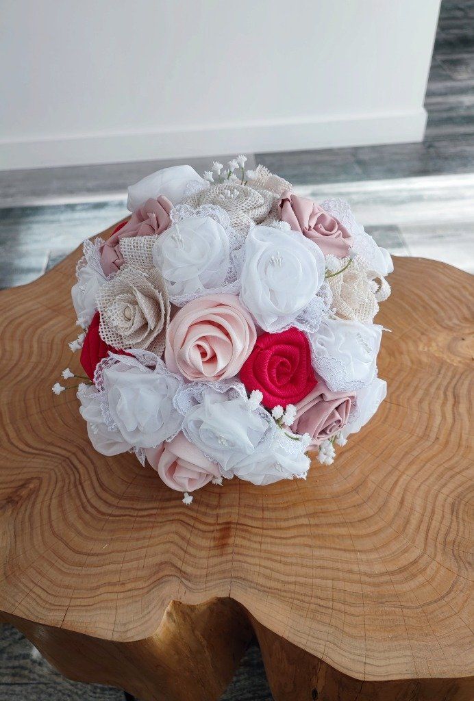 Bouquet de mariée tons de rose pale, vieux rose et fuchsia, mousseline blanche , toile de jute ivoire, dentelle