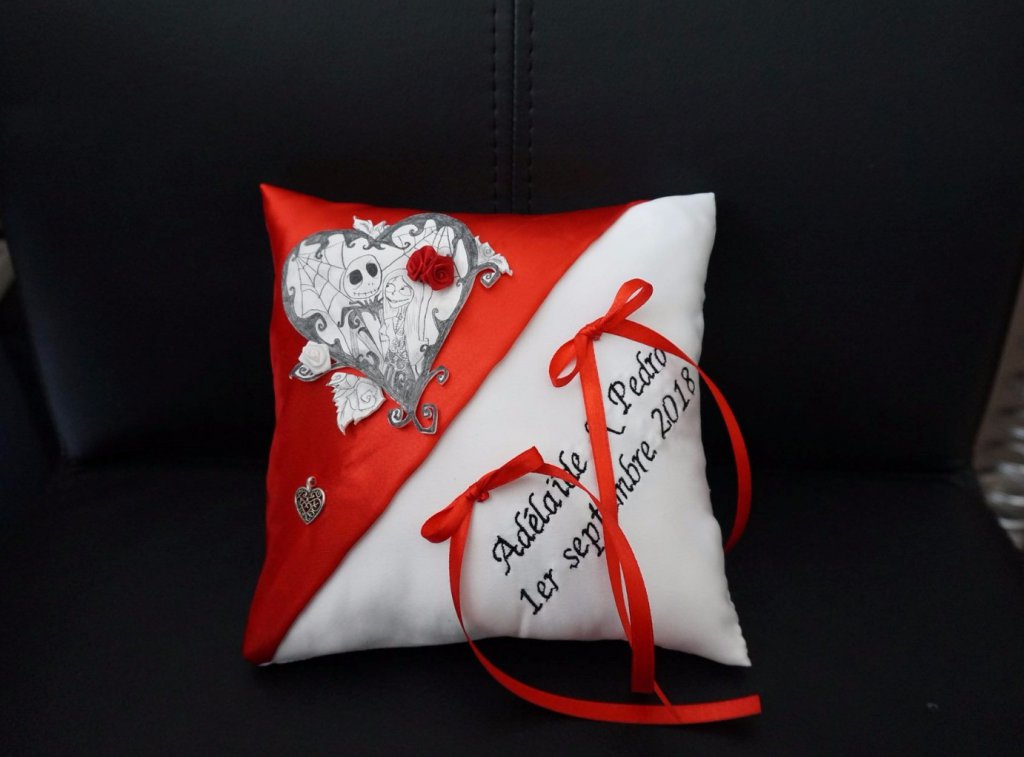 Ref 14B
Coussin d'alliance theme l'étrange noël de mr jack
Porte alliance mariage film
coussin 19x19cm
Broderie 42€