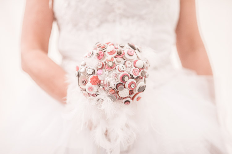 Bouquet de boutons rose et blanc
Bouquet de mariage accessoires
Bouquet de mariée original