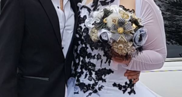 Bouquet de mariée tissu noir et or
Bouquet de mariée décalé
Bouquet de mariage accessoires
Bouquet de mariée original tissu
Bouquet de mariée sans fleurs
Création fleurs de mariée