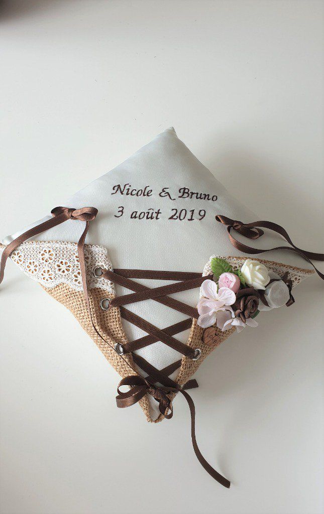 Ref 7S
Coussin porte alliance champêtre toile de jute et dentelle
mariage theme chapeauté
Coussin d'alliance forme corset 
40€  19x19cm