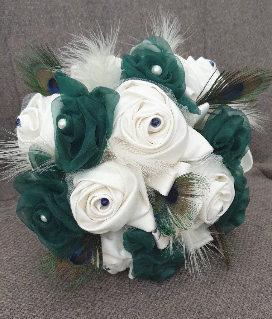 Ref BP 32
Bouquet de mariée vert émeraude et ivoire,plume de paon 
135 €
Bouquet de mariée tissu sans fleur
Création fleurs de mariée