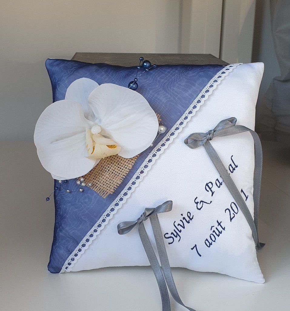 Ref  215
Coussin d'alliance bleu marine orchidée
porte alliance toile de jute et ruban dentelle décor orchidée et perles
38€