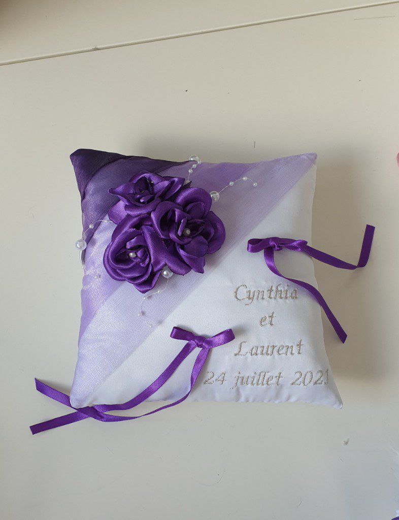 Ref 217
Coussin porte alliance violet parme 
Broderie et fleur en satin 
Porte alliance mariage violet et argent
38€
