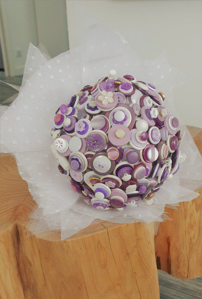 Bouquet de mariée alternatif en boutons
Bouquet sans fleurs
Bouquet mariage parme et lilas 
18cm +contour tulle plumetis