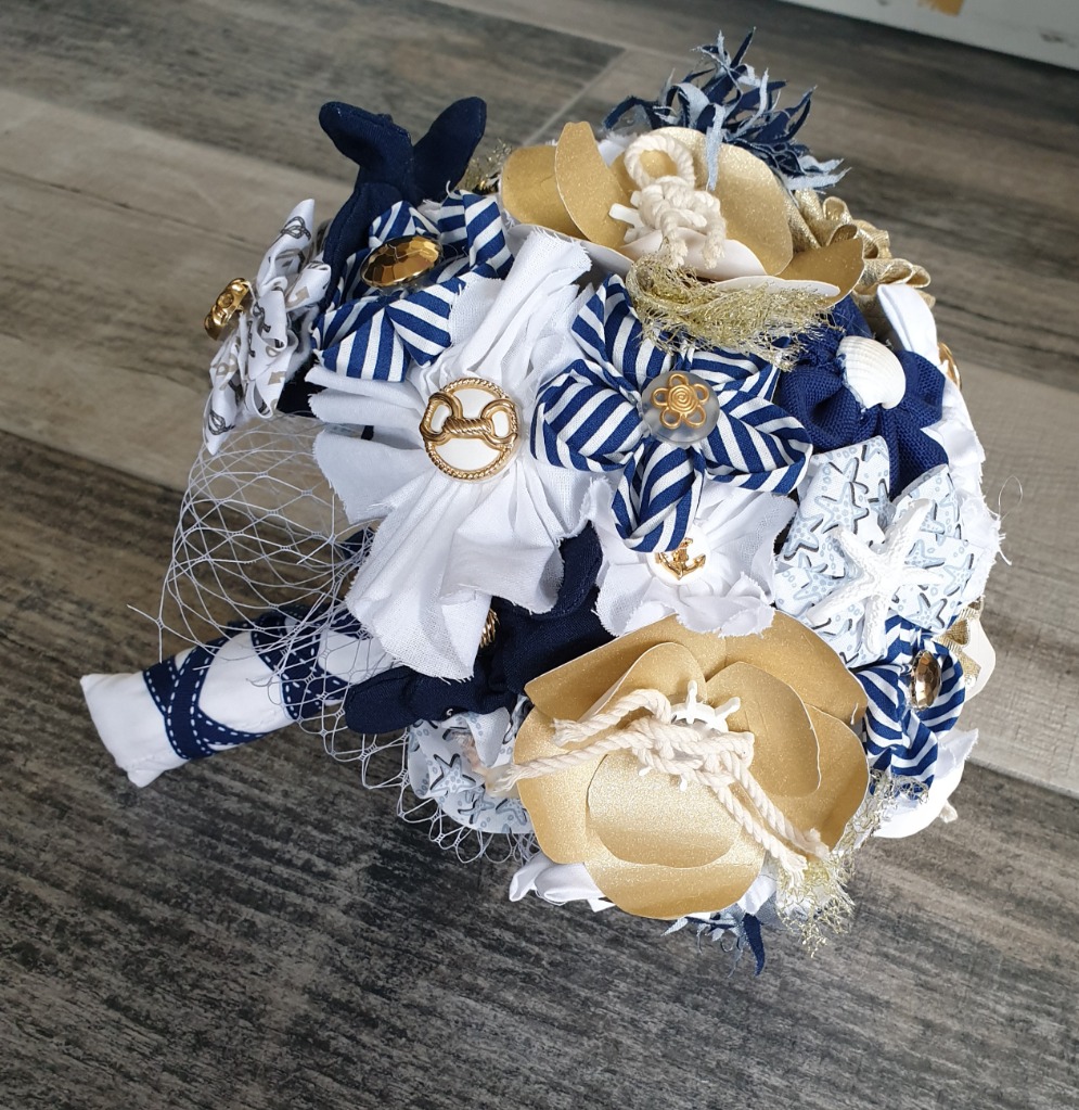Ref 2.8
Bouquet de mariée thème marin
Bouquet de mariée en tissu origami 
Bouquet bleu marine et doré en tissu coton
140€