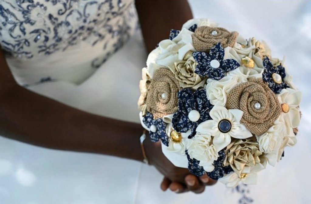 Bouquet de mariée en satin origami et toile de jute
Bouquet de mariage accessoires et fleur tissu 
Bouquet de mariée original champêtre